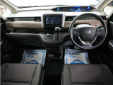 運転にかかわる様々な操作を安全に行えるように視点移動が少なく、操作性に配慮されたスイッチ類が凝縮されたコクピットです。