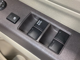 パワーウインドウは運転席でドア4枚とも上下の操作ができるようになっています。子供さんが勝手に操作できないようにロックすることも可能です。