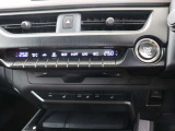 運転・助手席で独立した温度設定のできる、オートエアーコンディショナー。花粉除去機能、イオン発生機能を装備し、室内を快適な環境に保ちます。