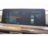 高精細ワイド・ディスプレイ: 視認性に優れた大型タッチパネルを採用。ナビゲーションだけでなく、エンターテインメント機能も鮮明に表示します。