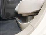 【リアシートアンダートレー】置き場所に困る物はリアシートの下にすっきりと。濡れた傘や置靴などをすっきりとしまえる大型のトレー。