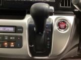 CVT車のセレクトレバーです。低速から高速まで、変速ショックのないスムーズな走りを実現するとともに、エンジン効率のよい領域を維持することで燃費にも貢献します。