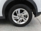 車両のデザインにマッチした純正アルミホイールを装着しています。