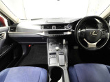 上質で落ち着いた印象のインパネ。視界も広々で運転しやすいです。