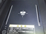 置くだけでワイヤレスで充電可能です。