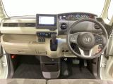 車内は光触媒抗菌消臭施工済です。スタイリッシュなデザインで暖かみのあるインパネ周りを演出します。グローブボックスやカップホルダーのほかにトレーなどたくさんの収納スペースが装備されています。