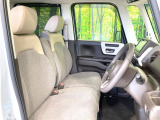 運転席まわりには十分なスペースがあり、大柄な方でもゆったり運転していただける環境です。