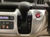 CVT車のセレクトレバーです。低速から高速まで、変速ショックのないスムーズな走りを実現するとともに、エンジン効率のよい領域を維持することで燃費にも貢献します。