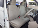 フロントは助手席と繋がったベンチシートで、運転席は高さが調整できるハイトアジャスター付きです。また、ハンドルも高さの調整が出来るチルトステアリングです