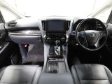 上質で落ち着いた印象のインパネ。視界も広々で運転しやすいです。