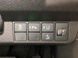 ハンドルの右側にはヘットライトリベライザーとHondaセンシング用のメインスイッチがついています。ヘッドライトリベライザーは道路状況や積荷の加重に応じてライトの高さを調節できます。