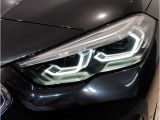 【LEDヘッドライト】先進のLEDテクノロジーを採用。放射される白色光の周波特性は太陽光に近く、バイキセノン・ヘッドライトを上回るコントラストで更に明るく輝きます!
