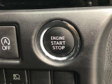 エンジンスタートスイッチです。キーが車内にあれば、エンジンの始動や停止はスイッチを押すだけ!キーを取り出す手間を省き、ワンプッシュで操作できるので簡単でスムーズです。