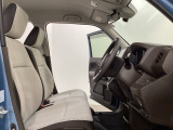 座面も厚みがあり背もたれも高く、広い足元にゆったり座れるシートです。運転席と助手席の間が空いている為、助手席側への移動がスムーズです。交通量の多い道でも助手席側から乗り降りができます。