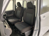 厚みがあって、座り心地のいいシート。運転席も助手席もリラックスしてゆったりと座れます♪