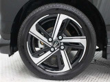 15インチアルミホイール(切削)が装着されています。タイヤサイズ165/55R15