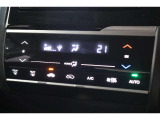 フルオートエアコンが装備されています!お好みの温度設定をするだけでエアコンの風量やモードの切り替えを自動でコントロールしてくれます!ユーザーの操作が少なく燃費走行にもつながります!
