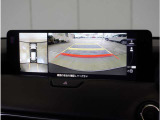【360&deg;ビュー・モニター】クルマを真上から見たような俯瞰(ふかん)映像や助手席側のサイド映像など、視点を切り替えて表示。さまざまなアングルで視界をサポートします。