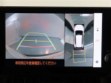 パノラミックビューモニター付きです。車両を上から見たような映像をモニター画面に表示。運転席からの目視では見にくい、車両周辺の状況をリアルタイムでしっかり確認できます。