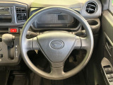 インテリアに合わせたデザインのステアリングは、運転される方のことも考え、運転しやすい形状、大きさです。是非一度、実際に触ってお確かめください。