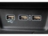 USBジャックも搭載。車内で音楽再生だけではなくスマートフォン等の機器へ充電可能です♪