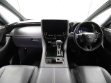 上質で落ち着いた印象のインパネ。視界も広々で運転しやすいです。