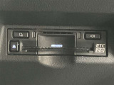 高速道路で便利な【ETC2.0】を装備しています。光ビーコン搭載で渋滞情報などナビゲーションと連動することで機能も充実いたします。他、観光施設に立ち寄るための高速料金割引サービス等もございます。