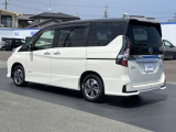 車線逸脱防止支援システム,車両が車線をはみ出す可能性がある場合に警報音と警告表示と共に車線内に戻すようにハンドル操作をサポートしてくれます。