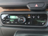 スタイリッシュなデザインのインパネ。各操作スイッチは使いやすい位置に配置されてます。