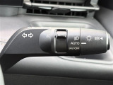 【オートライト(AUTO)】外の明るさをシステムが感知して、自動でヘッドライトが点灯します。ヘッドライトをつけ忘れを防ぐ便利機能です。