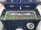【左右独立型フルオートエアコン】運転席と助手席でそれぞれお好みの温度に設定可能。同乗者にも配慮した、快適な空調をお届け致します。