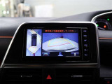 パノラミックビューモニター付きです。車両を上から見たような映像をディスプレイオーディオ画面に表示。運転席からの目視だけでは見にくい、車両周辺の状況をリアルタイムでしっかり確認できます。