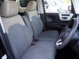 フロントは助手席と繋がったベンチシートで、運転席は高さが調整できるハイトアジャスター付きです。また、ハンドルも高さの調整が出来るチルトステアリングです