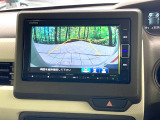【バックカメラ】駐車時に後方がリアルタイム映像で確認できます。大型商業施設や立体駐車場での駐車時や、夜間のバック時に大活躍!運転スキルに関わらず、今や必須となった装備のひとつです!
