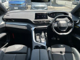 美しく張り詰めた空気感を醸し出すi‐Cockpit!ドライバーが求める情報と操作機能はここに集約されています。