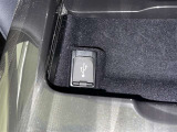 充電用USB端子付き。スマートフォンなどの充電に便利です。