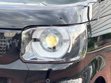 【LEDヘッドライト】悪天候や夜間走行時も良好な視界を確保し安心して運転できる高輝度LEDヘッドライトを装備!点灯速度が早く、消費電力も抑えられています。