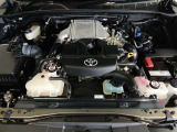 ハイラックスに搭載される 2.4Lディーゼルターボは、力強いトルクと優れた燃費性能です