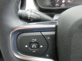 左側のスポーク部には運転支援機能の操作ボタン、右側にはオーディオやインフォテイメント、通信機能などの操作ボタンが設置されています。