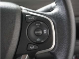 ◆アダプティブクルーズコントロール◆予め設定した車速内でクルマが自動的に加減速。前走車との適切な車間距離を維持しながら追従走行します。【LKAS】車線維持支援システムでステアリング操作を支援。