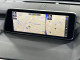 【メーカー純正ナビ】インテリアに溶け込むスタイリッシュな「専用設計」メーカーナビを装備♪視認性や操作性など基本性能にも優れ、より上質なカーライフをお楽しみいただけます。