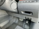 駐車ブレーキは指で操作する電動式です
