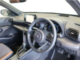 落ち着いた色合いで統一された室内。居心地の良い運転席がロングドライブをサポート。