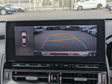 パノラミックビューモニターを装備!上から車両を見下ろしたような映像をナビ画面に表示できます。車両前後左右に搭載した4つのカメラ映像を継ぎ目なく合成!目視では見えない部分もリアルタイムで見れます。