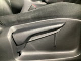 運転席にはドライバーの体型や好みに応じて前後方向だけでなく、高さの調整ができるシートリフターを装備!