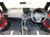 操作性に優れた運転席となります!小物入れや各ボタンの配置にこだわり、使いやすいです!座り心地もよく視認性も良好なのでロングドライブもお任せ下さい!