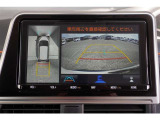 【パノラミックビューモニター】 後退時に車両の後ろ側を表示するだけでなく上から見たような映像で車庫入れなどバックする際に安心です。