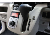 インパネシフトだから視線の移動も少なく足元もスッキリ♪運転席もゆったりしているのでゆとりを持ってドライブできますね!