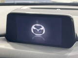 【8インチマツダコネクト】車内の雰囲気にマッチした大型のディスプレイ。スマホ接続でのナビ使用やBluetooth再生等、様々な機能が楽しめます。直感的なダイヤル操作が可能で、使い勝手も良好です。