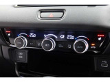 運転席と助手席の温度設定の変更が可能な左右独立タイプのデュアルエアコンです♪♪♪暑がりな人・寒がりな人も誰もが車内を快適にお過ごしいただけます♪♪♪